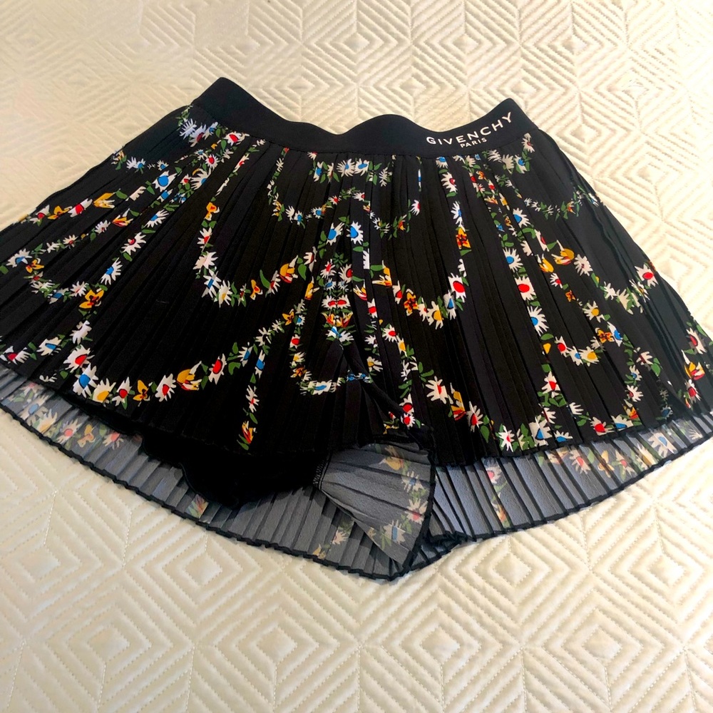 Givenchy Kids Pleated floral shorts